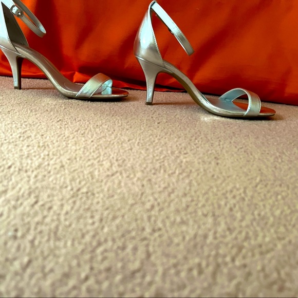 Bandolino - Very Comfortable silver sandals. Only worn once. Non-smoking home - Picture 1 of 4